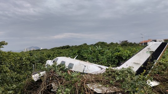 Avião caiu entre faixa de areia e avenida em praia de SC; piloto está em estado grave Avião caiu entre faixa de areia e avenida em praia de SC; piloto está em estado grave