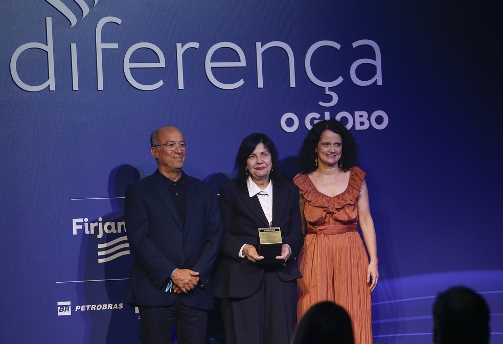 , A pesquisadora Mariangela Hungria, do Embrapa, recebe Prêmio Faz Diferença 2025 na categoria Economia de José Roberto Marinho, vice-presidente do Conselho de Administração do Grupo Globo, e de Luciana Rodrigues, editora de Economia — Foto: Alexandre Cassiano / Agência O Globo