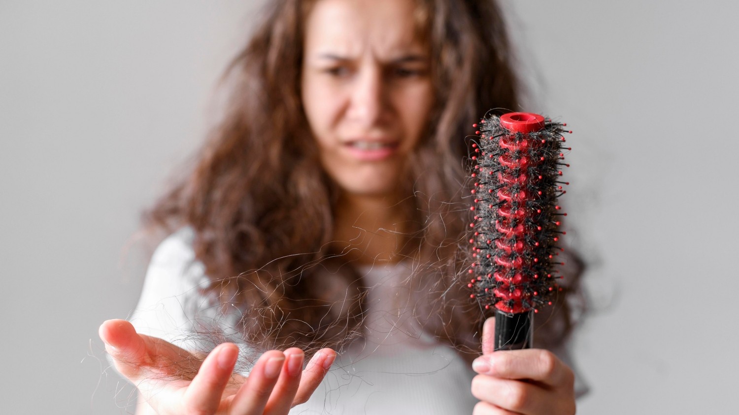 Você sabe quanto cabelo perde por dia? Entenda quando a queda pode ser um sinal de alerta - QTU Questões do Universo