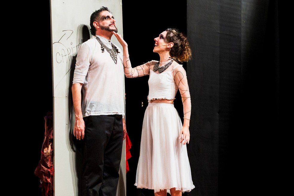 "Capitu e Bentinho", do Grupo Teatral Caparaó (ES) — Foto: Agnes Gallo/Divulgação