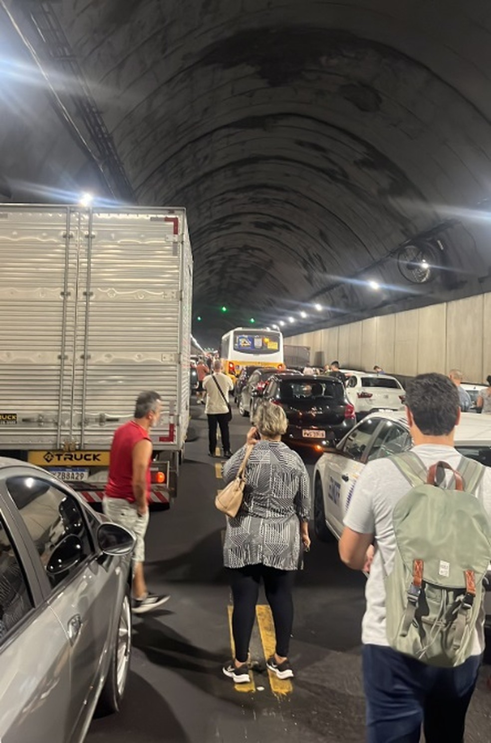 Passageiros e motoristas deixam caminhões e carros e saem a pé do Túnel Rebouças, no Rio — Foto: Reprodução