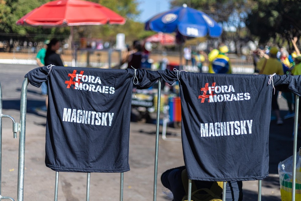 camisas fazemreferência à Lei Americana para para para sancionar o Ministro Alexandre de Moraes -foto: Brenno carvalho / o Globo