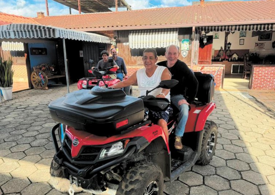 Zeca com Ney ainda no s&iacute;tio. Visita ao bairro comoveu o visitante: &ldquo;Fiquei impressionado. A porta da casa fica aberta, todo mundo fala o nome dele&rdquo;