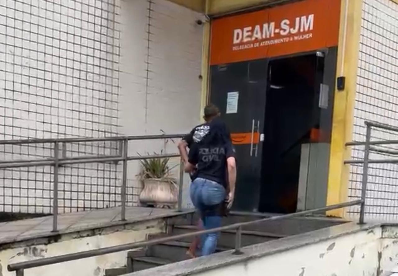 Polícia apreende menor envolvido em estupro coletivo de garota de 13 anos submetida a 