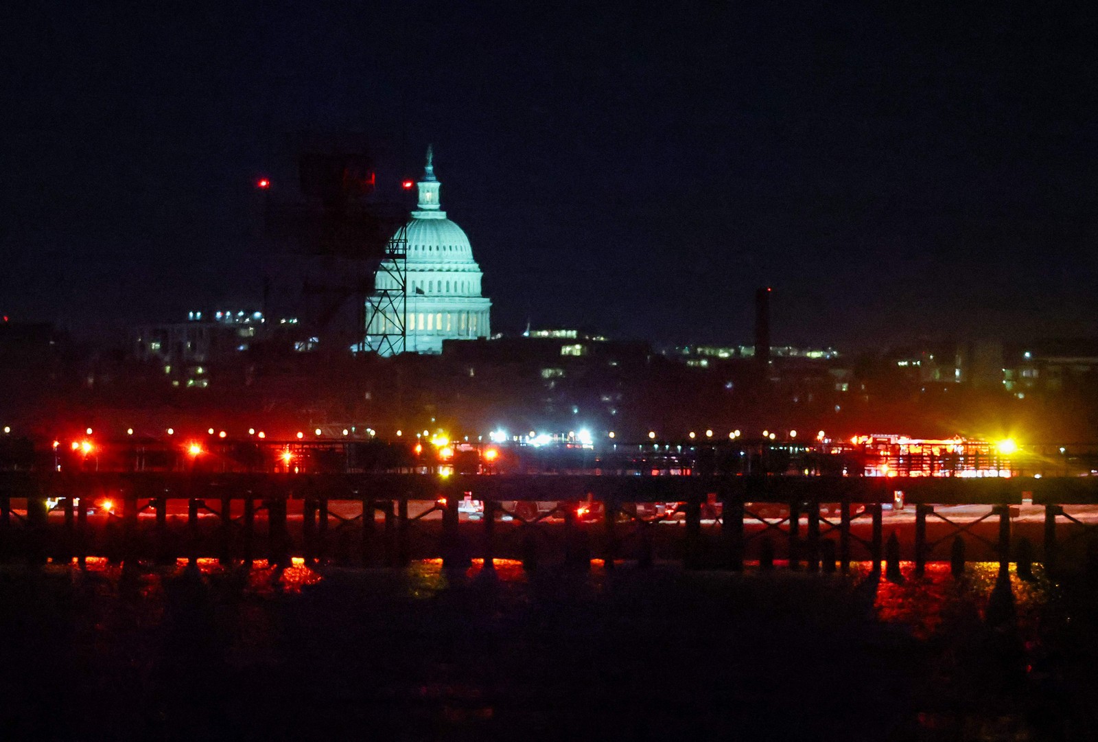 Operações de busca e resgate estão em andamento no Rio Potomac, no Aeroporto Ronald Reagan de Washington — Foto: WIN MCNAMEE / GETTY IMAGES NORTH AMERICA / Getty Images via AFP