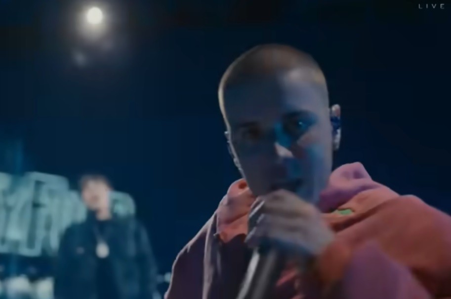 Karaokê de Justin Bieber no Coachella desconstrói a cartilha dos megashows pop