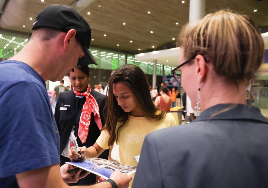 Rayssa Leal desembarca em Paris para os Jogos Olímpicos