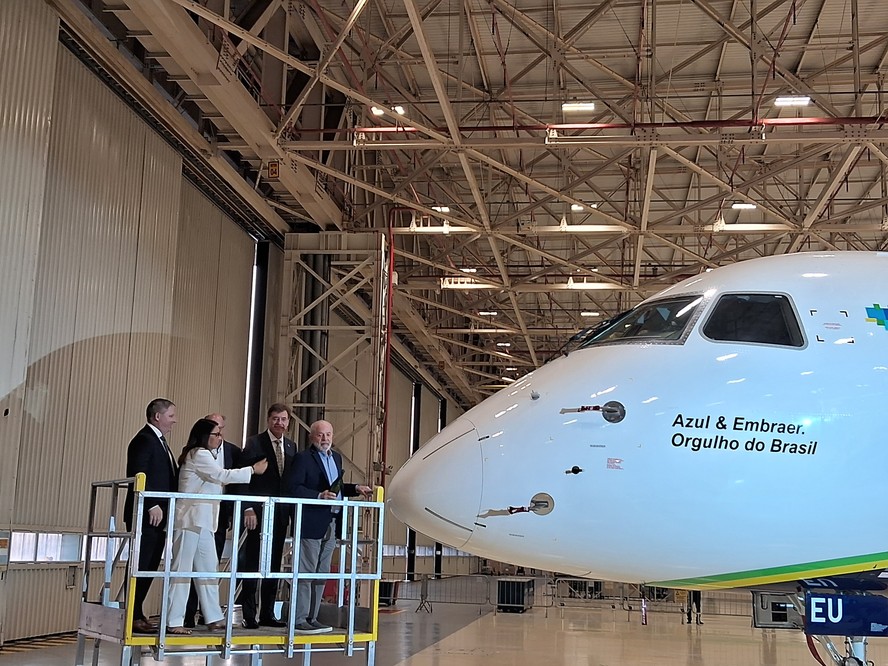 Presidente Lula batiza avião da Embraer entregue à Azul em São José dos Campos, SP