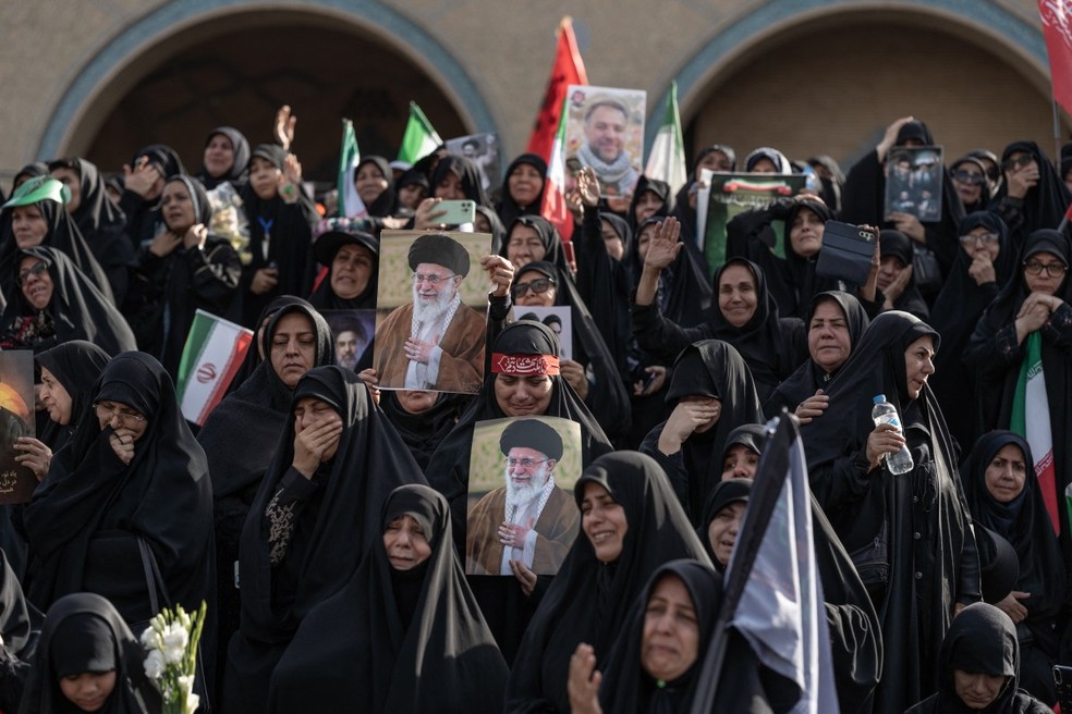 Pessoas em luto seguram retratos do falecido L&iacute;der Supremo do Ir&atilde;, Aiatol&aacute; Ali Khamenei, no in&iacute;cio das cerim&ocirc;nias de seu funeral na Grande Mosalla, em Teer&atilde;, em 4 de julho de 2026 &mdash; Foto: AFP