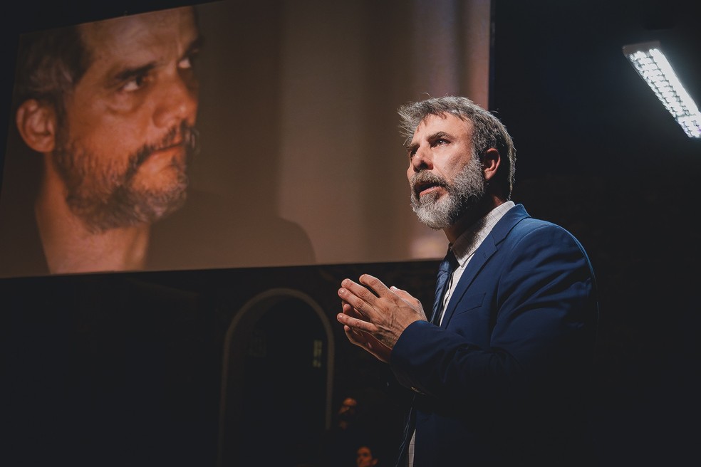 Danilo Grangheia em cena da peça'O julgamento - depois do inimigo do povo' — Foto: Divulgação / Caio Lirio