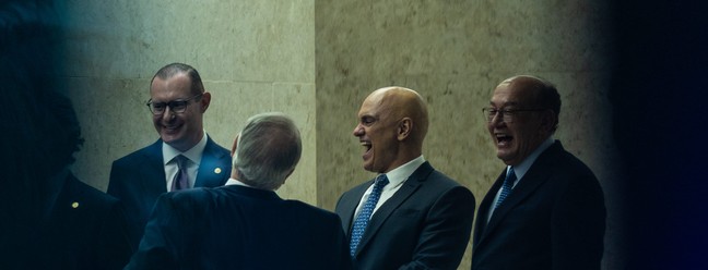 Alexandre de Moraes, Gilmar Mendes, Cristiano Zanin e Edson Fachin (costas) reunidos, ap�s sess�o plen�ria, rindo � Foto: Brenno Carvalho/Ag�ncia O Globo