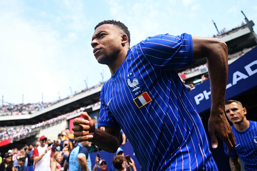 FIFA fija postura tras los insultos racistas dirigidos a Kylian Mbappé