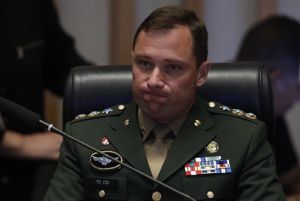 O tenente-coronel Mauro Cid, em depoimento a CPI da Câmara Legislativa do DF — Foto: Cristiano Mariz/Agência O Globo/24-08-2023
