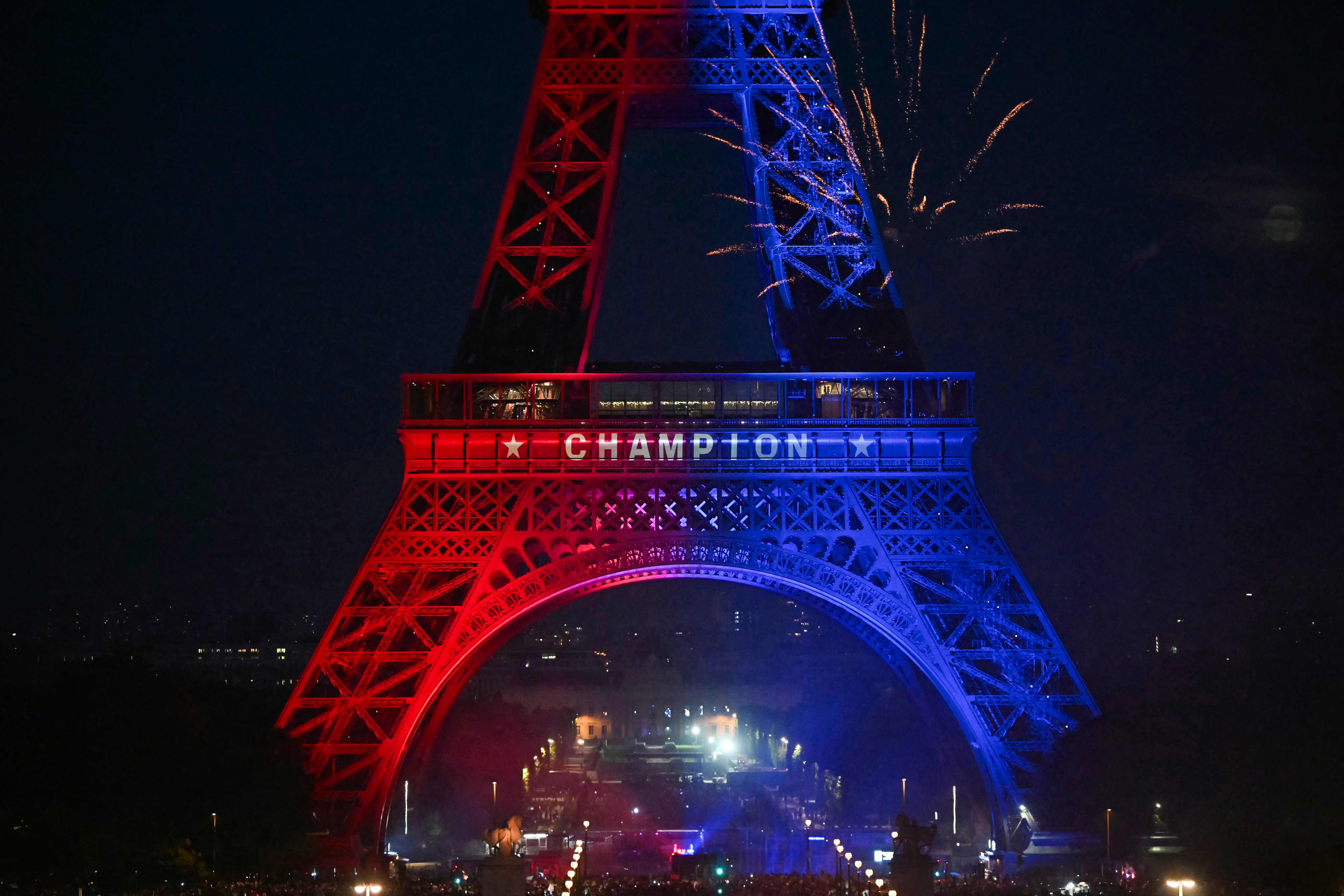 Com Torre Eiffel nas cores do PSG, torcida faz a festa pelo bi da Champions em Paris