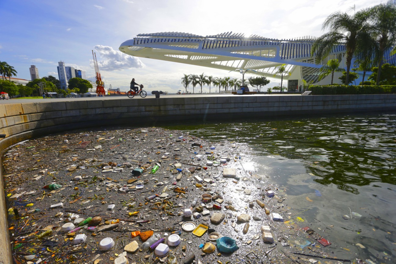 Triste cartão-postal: lixo nas águas da baía perto do Museu do Amanhã — Foto: Domingos Peixoto