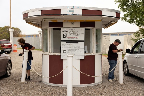 O eterno fascínio dos cinemas drive-in que sobrevivem no interior dos ...