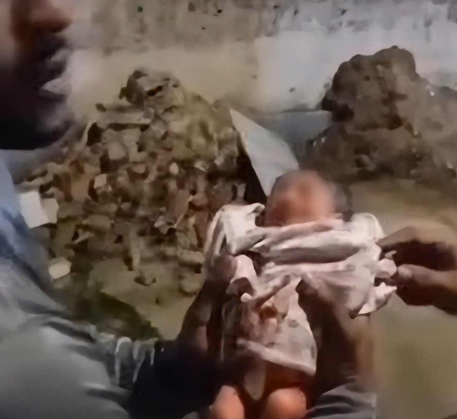 Bebê foi encontrada em lixeira por garis da Comlurb — Foto: Reprodução