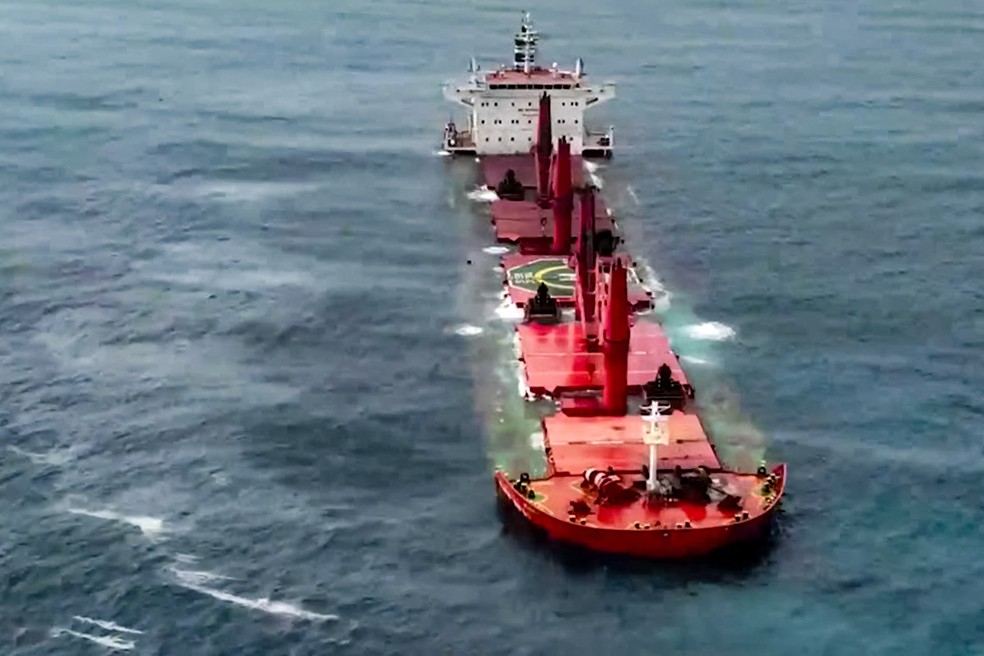 Rebeldes houthis atacaram navio Magic Seas, no Mar Vermelho — Foto: ANSARULLAH MEDIA CENTRE / AFP