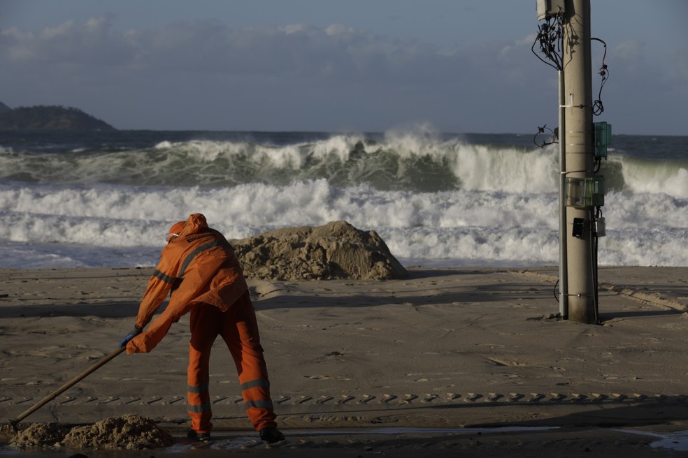 Ressaca mantém trecho da Avenida Delfim Moreira, no Leblon, interditado; alerta vai até a noite de quinta-feira — Foto: Gabriel de Paiva / Agência O Globo