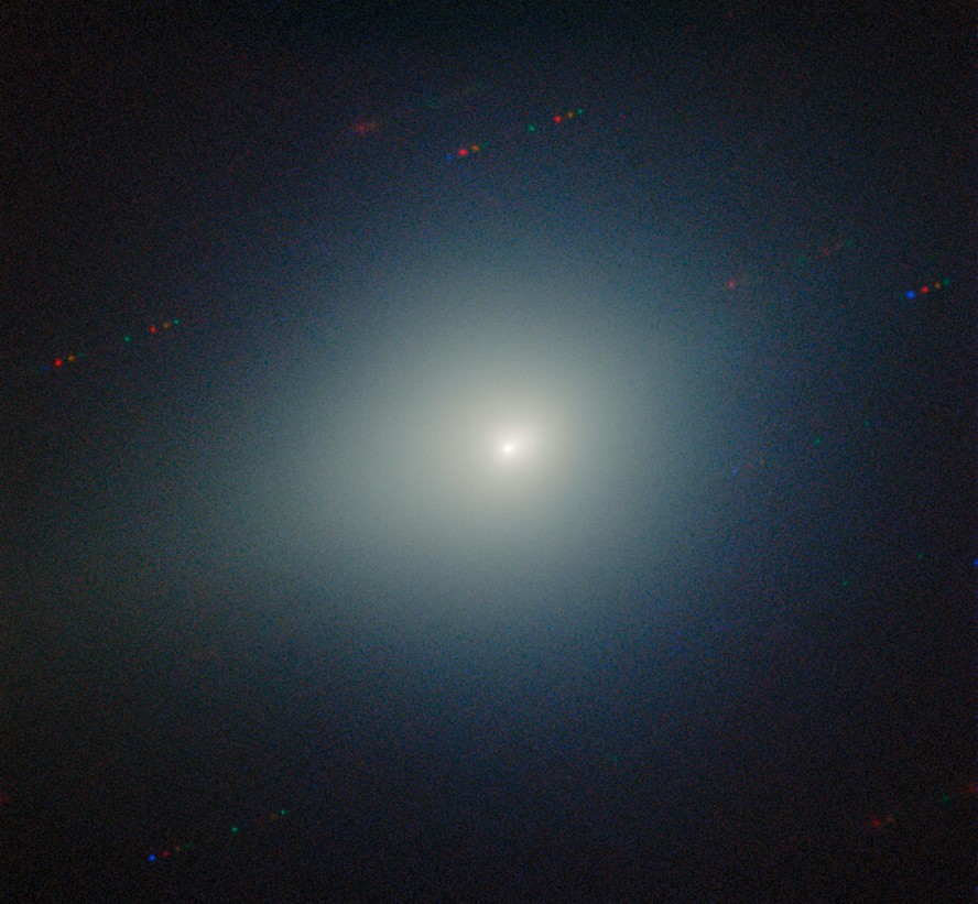 Cometa interestelar 3I/ATLAS emite brilho esverdeado em novas imagens.