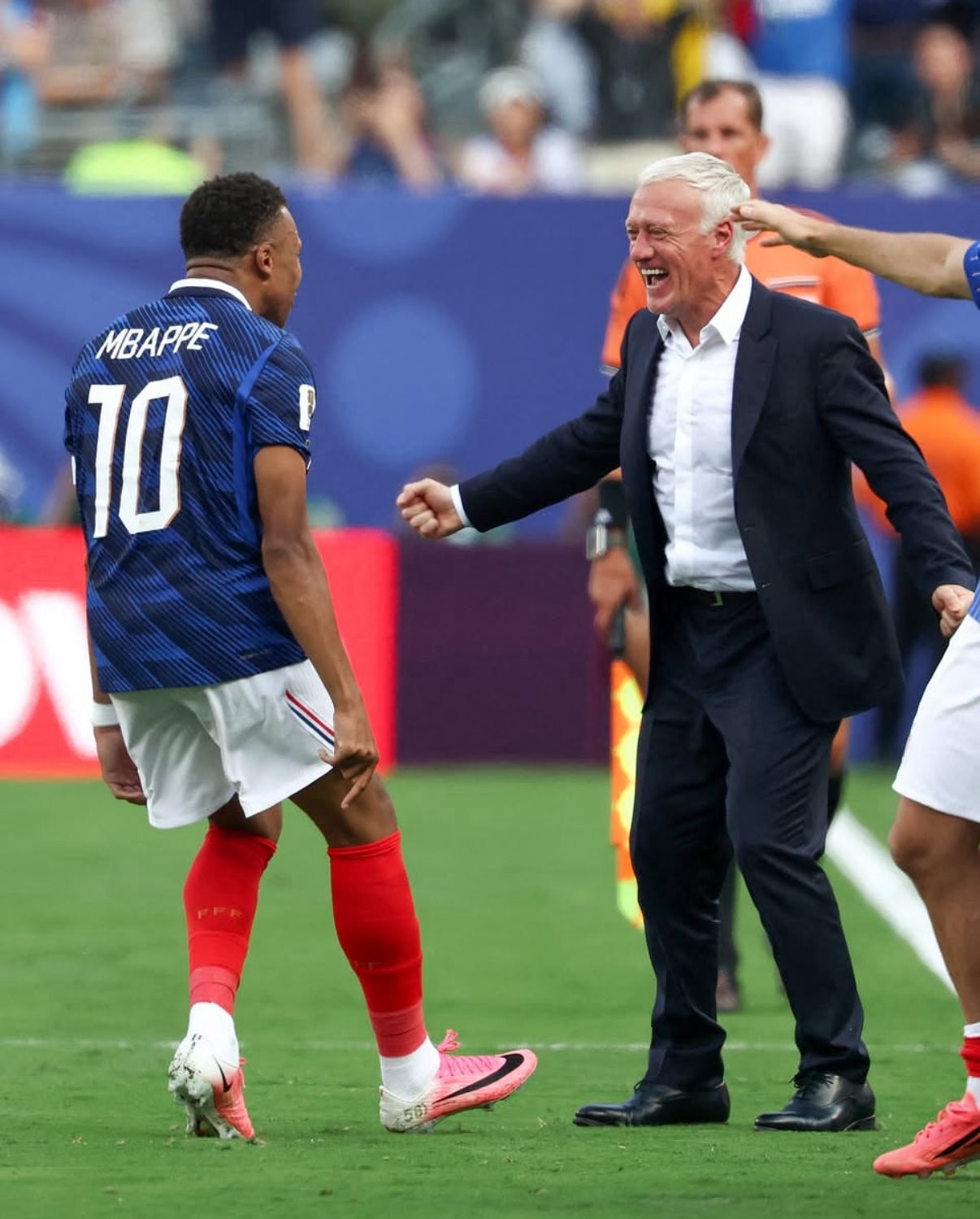 Mbappé homenageia Deschamps em despedida da seleção francesa