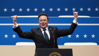 Elon Musk discursa durante evento a apoiadores de Trump no dia da posse do presidente americano — Foto: Christopher Furlong/Getty Images/AFP