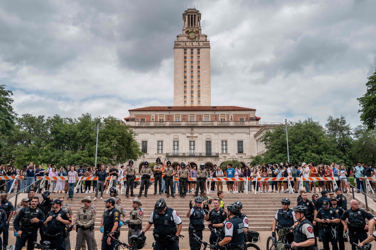 Policiais tentam controlar protesto pró-palestina na Universidade do Texas em Austin — Foto: Brandon Bell/ AFP