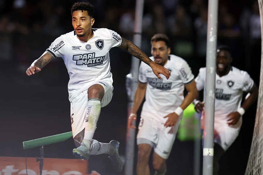 Gregore comemora o gol que deu a vitória para o Botafogo sobre o Bragantino