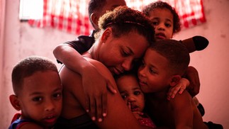 Thamires Dias, de 26 anos, moradora de Santa Cruz, no Rio, cria sozinha seis filhos, mas só recebe o Bolsa Família referente a quatro deles.Agência O Globo