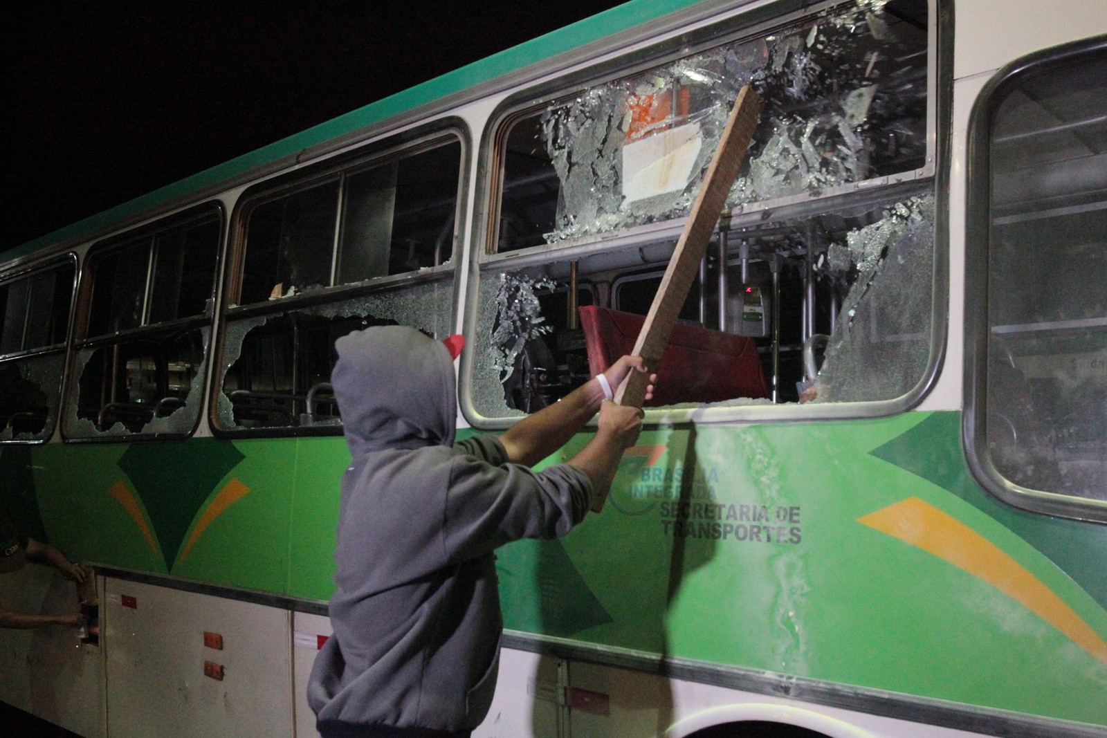 Rodoviários protestaram contra mudanças no sistema de ônibus da capital federal, em 24 de junho de 2013 — Foto: Givaldo Barbosa