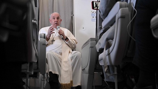 Papa Francisco reitera críticas a quem criminaliza homossexualidade