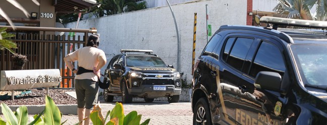 Polícia Federal no condomínio de Carlos Bolsonaro, no Rio — Foto: Márcia Foletto