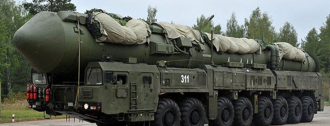 Um míssil nuclear estratégico russo RS-24 Yars — Foto: AFP