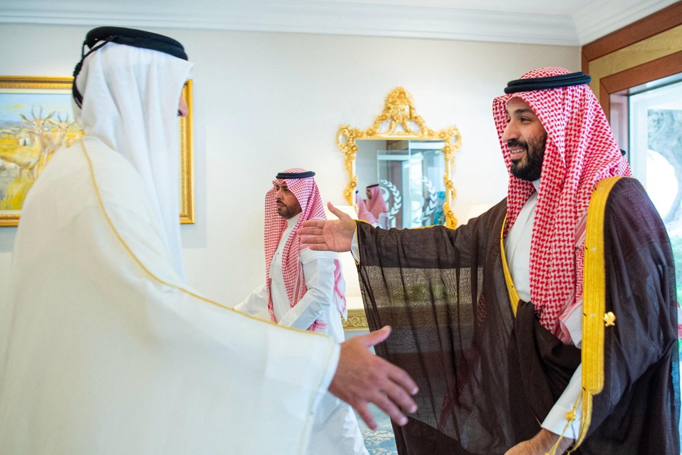 Emir do Catar, Tamim bin Hamad al-Thani, recebe o príncipe herdeiro da Arábia Saudita, Mohammed bin Salman, em Doha — Foto: Saudi Press Agency / AFP