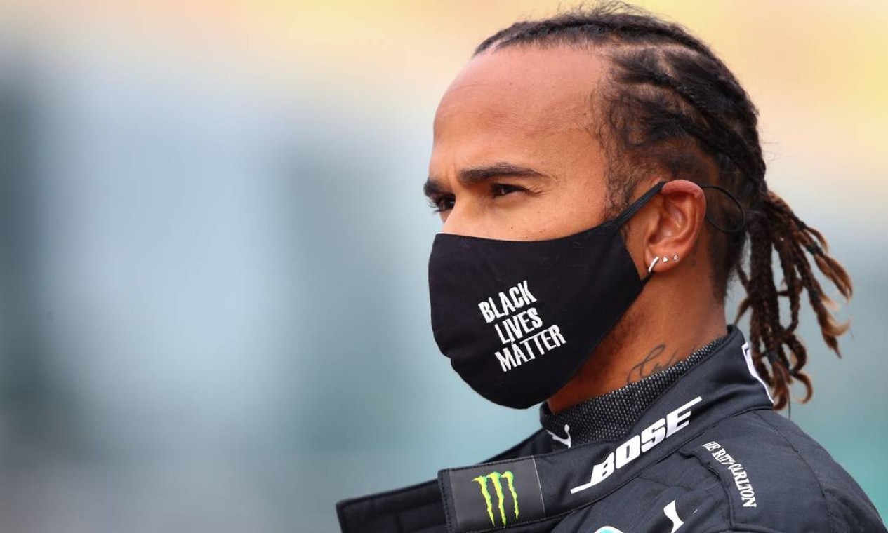 O piloto britânico Lewis Hamilton antes do Grande Prêmio Eifel de Fórmula 1, com uma máscara do Black Lives Matter (Vidas negras importam)  — Foto: BRYN LENNON / AFP