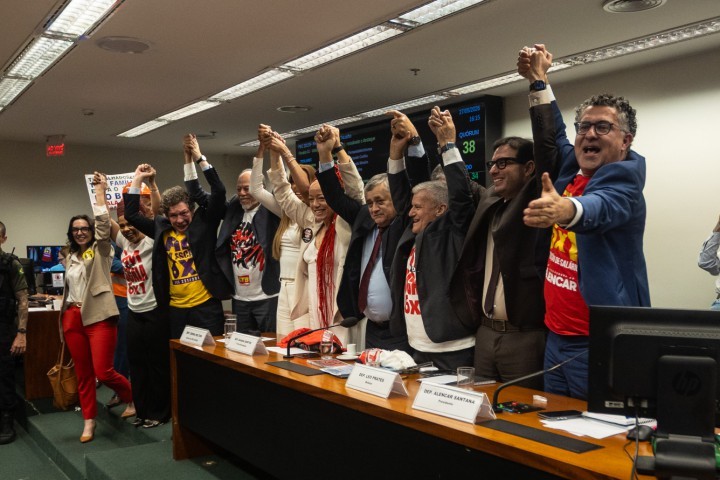 Em sessão de seis horas, votação do fim da escala 6x1 em comissão tem bate-boca, vaias e manifestantes; veja vídeo