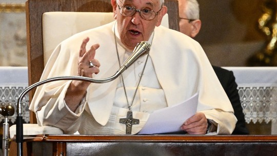 Papa Francisco cancela audiências nesta sexta devido à 'febre'