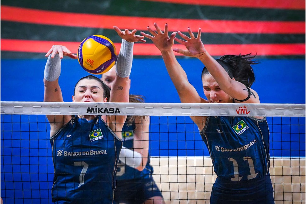 Luzia Nezzo, no bloqueio com Rosamaria, em jogo da seleção brasileira adulta, na VNL 2026 — Foto: Divulgação VNL