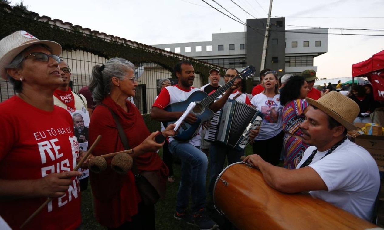 VIGÍLIA - Desde o dia em que o ex-presidente Lula foi preso, apoiadores fizeram vigília em frente à PF de Curitiba durante todos os 580 dias da prisão Foto:  — Foto: Pablo Jacob / Agência O Globo