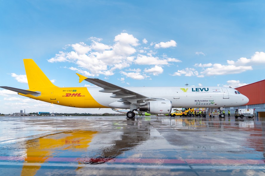 A DHL Supply Chain, operadora de armazenagem e distribuição da gigante alemã da logística, anunciou nesta terça-feira, dia 14, parceria com a brasileira Levu Air Cargo, companhia aérea especializada em cargas, para investir R$ 1 bilhão em novas rotas cargueiras, entre Campinas (SP), Recife (PE), Belém (PA) e Manaus (AM)