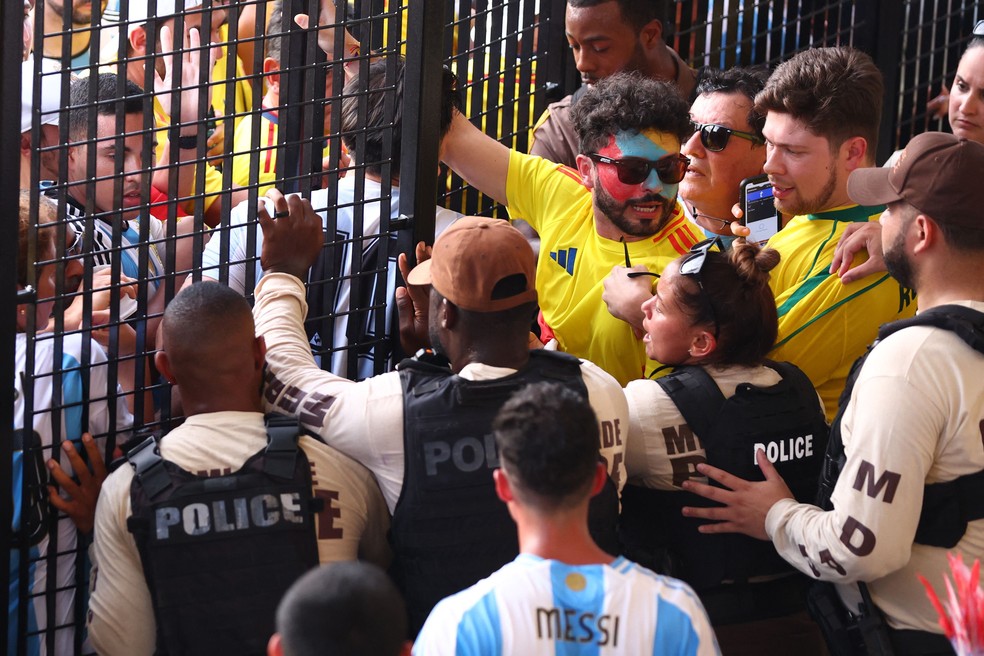 Policia de Miami fechou os portões do Hard Rock Stadium com o objetivo de controlar tentativas de invasão de torcedores argentinos e colombianos — Foto: Maddie Meyer / Getty Images via AFP
