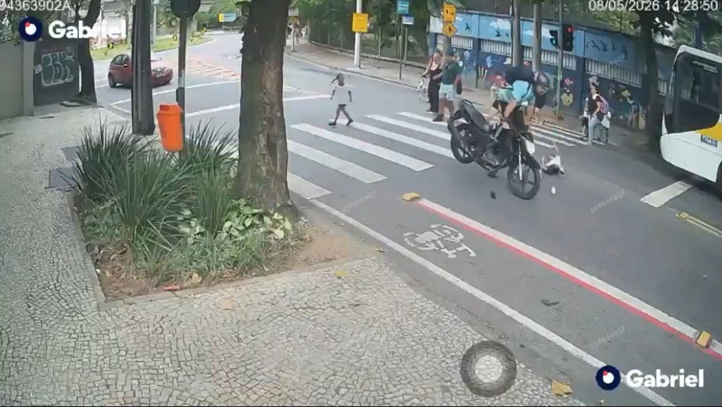 Vídeo mostra socorro a criança atropelada por motociclista na Gávea; sinal estava fechado para o trânsito