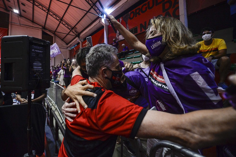 Angela abraça Landim após reeleição no Flamengo — Foto: Divulgação