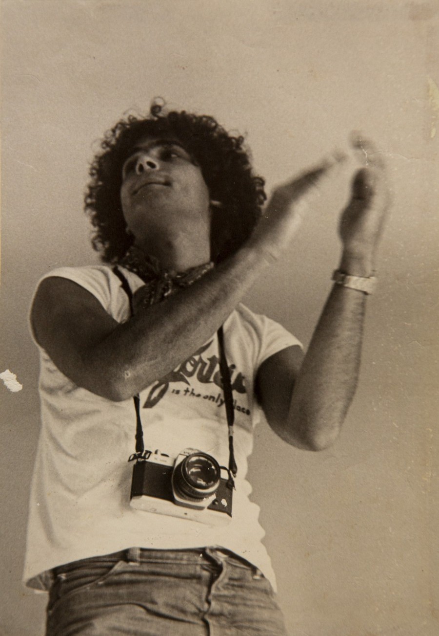 Cazuza aos 21 anos com sua Pentax: estudante de fotografia nos EUA, 1979 — Foto: Reprodução/Acervo Lucinha Araujo