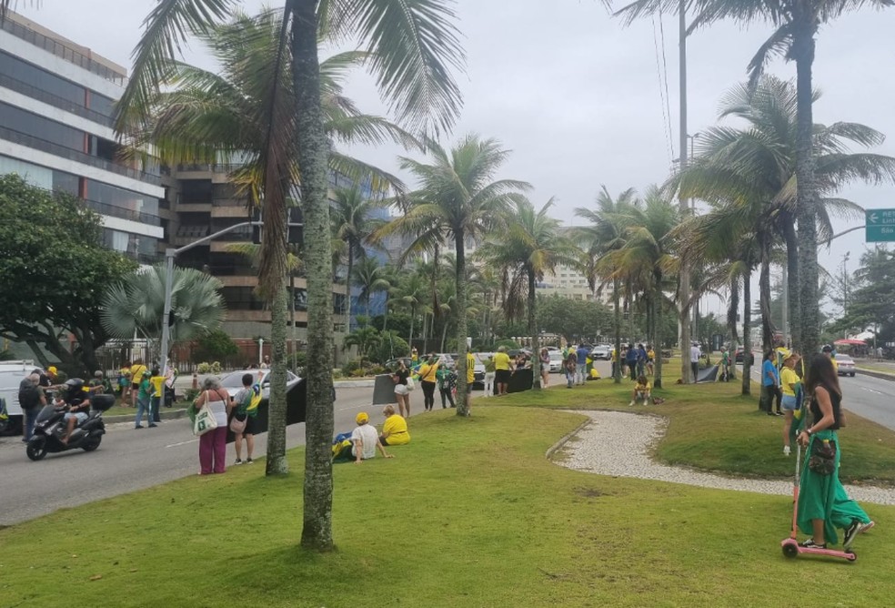 Apoiadores de Bolsonaro protestam contra prisão no Rio — Foto: Ricardo Mendes