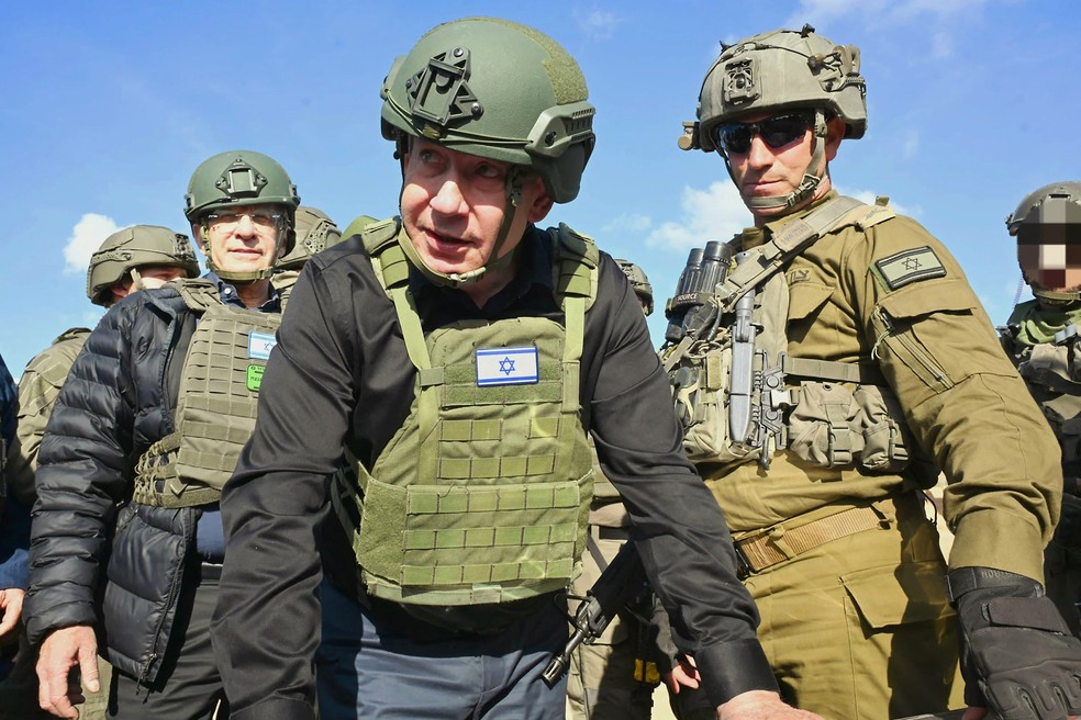 O primeiro-ministro de Israel, Benjamin Netanyahu, visita o norte da Faixa de Gaza em meio à ofensiva militar no território, em 15 de abril de 2025 — Foto: GPO / AFP