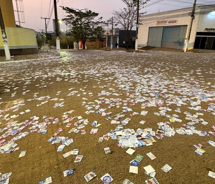 Ruas com vários santinhos espalhados em Parauabepas, no Pará — Foto: Reprodução
