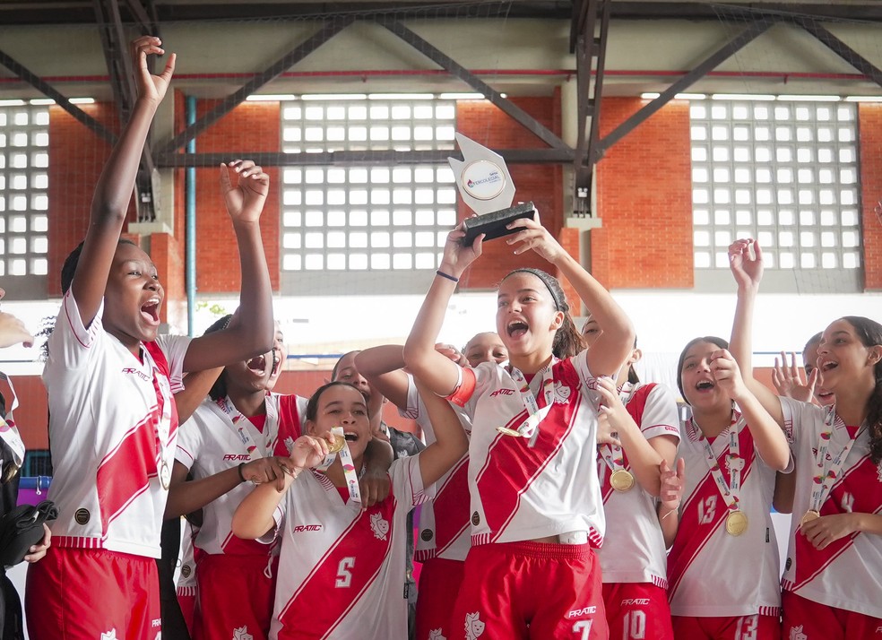 Meninas do sub-15 da escola Ceros, de Ramos, levantam taça do bicampeonato de futsal — Foto: Joilson Marcone