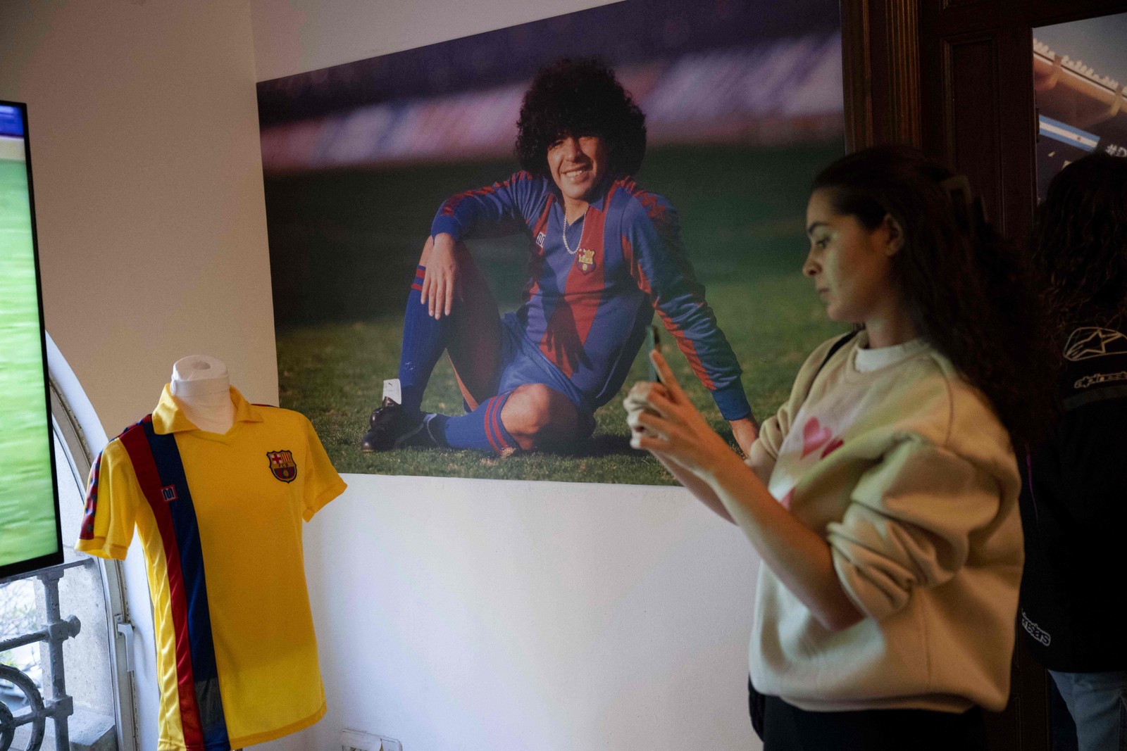 A exposição imersiva “Diego vive”, recém-chegada a Barcelona, ​​​​procura proporcionar aos fãs do famoso craque argentino uma lembrança dele em todos os sentidos — Foto: Josep Lago/AFP
