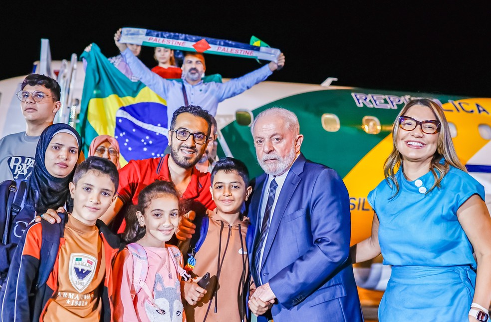 Brasileiros repatrados chegam da Faixa de Gaza e sao recebidos pelo presidente Lula — Foto: Ricardo Stuckert